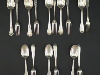 Vente aux enchères Ensemble comprenant :  - un couvert à entremets de style rocaille en a