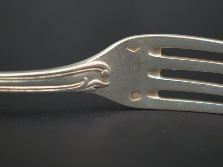 Ensemble comprenant :  - un couvert à entremets de style rocaille en a