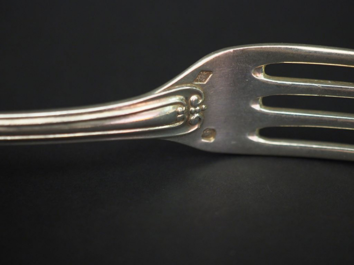 Ensemble comprenant :  - un couvert à entremets de style rocaille en a