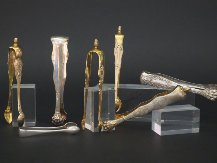 Ensemble comprenant six différentes pinces à sucre en argent et/ou ver