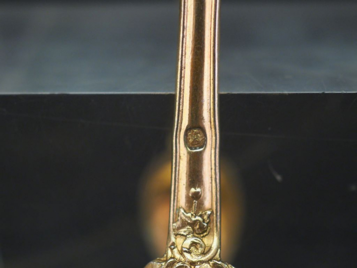 Ensemble comprenant six différentes pinces à sucre en argent et/ou ver