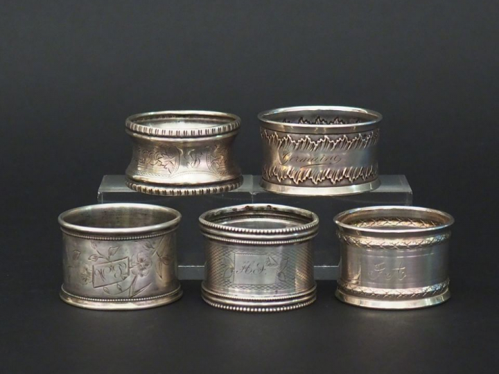 Ensemble comprenant :  - un rond de serviette en argent, poinçon Miner