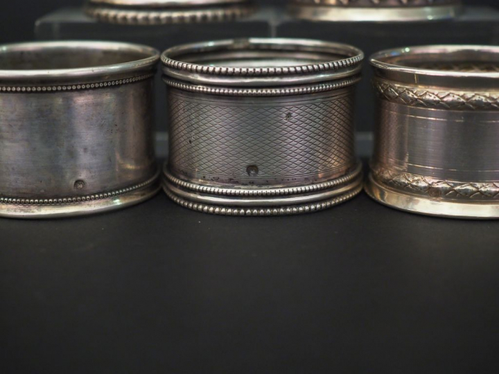 Ensemble comprenant :  - un rond de serviette en argent, poinçon Miner