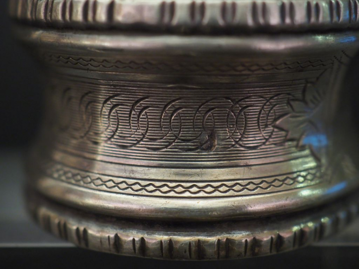 Ensemble comprenant :  - un rond de serviette en argent, poinçon Miner