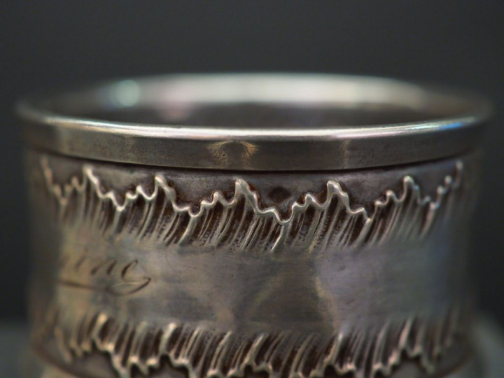 Ensemble comprenant :  - un rond de serviette en argent, poinçon Miner