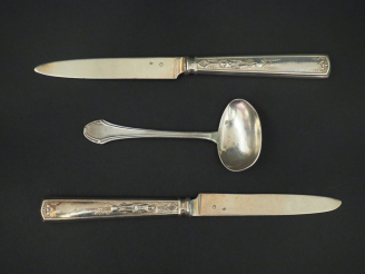 Vente aux enchères Ensemble comprenant :  - une paire de couteaux en argent et argent fou