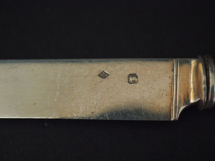 Ensemble comprenant :  - une paire de couteaux en argent et argent fou