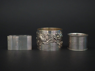 Vente aux enchères Ensemble comprenant :  - un rond de serviette de style Art Nouveau en 