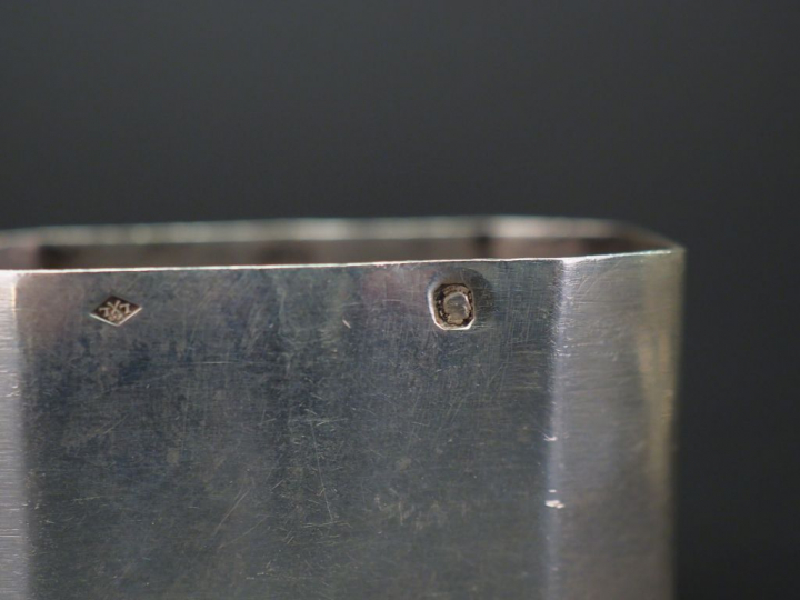 Ensemble comprenant :  - un rond de serviette de style Art Nouveau en 