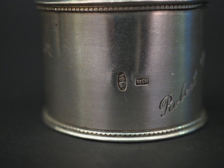 Ensemble comprenant :  - un rond de serviette de style Art Nouveau en 