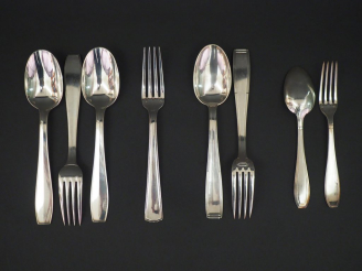 Vente aux enchères Ensemble comprenant :  - un grand couvert et une grande cuillère de st