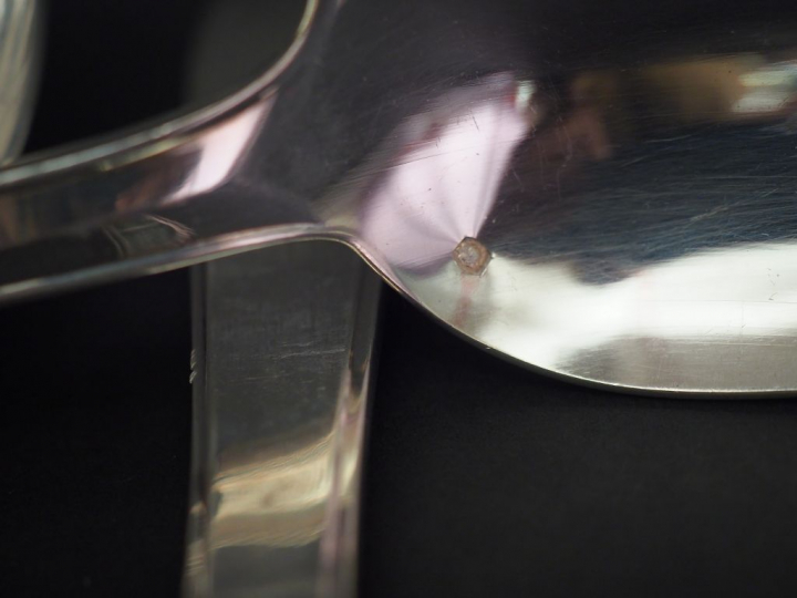 Ensemble comprenant :  - un grand couvert et une grande cuillère de st