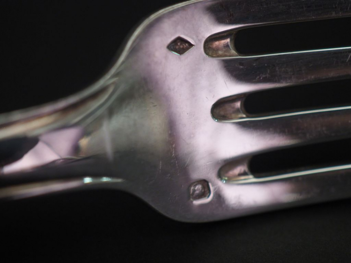 Ensemble comprenant :  - un grand couvert et une grande cuillère de st