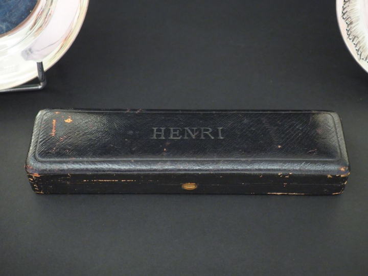 Ensemble comprenant :  - une assiette à bouilli en argent, poinçon Min