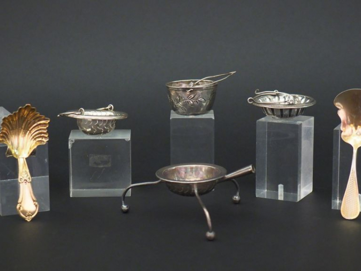 Ensemble comprenant :  - quatre différentes passettes à thé en argent,