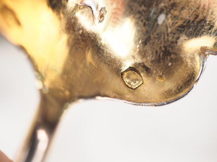 Ensemble comprenant :  - quatre différentes passettes à thé en argent,