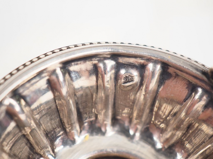 Ensemble comprenant :  - quatre différentes passettes à thé en argent,