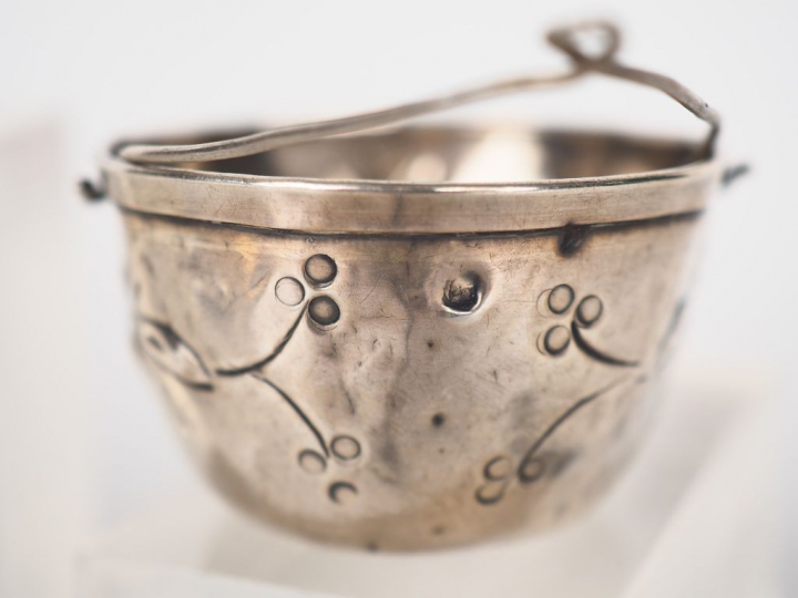 Ensemble comprenant :  - quatre différentes passettes à thé en argent,