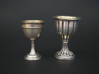 Vente aux enchères Ensemble comprenant :  - un coquetier en argent, poinçon Minerve, à dé