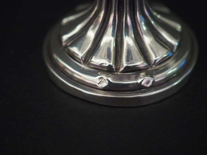 Ensemble comprenant :  - un coquetier en argent, poinçon Minerve, à dé