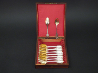 Vente aux enchères Suite de douze cuillères à café en argent et vermeil, poinçon Minerve,