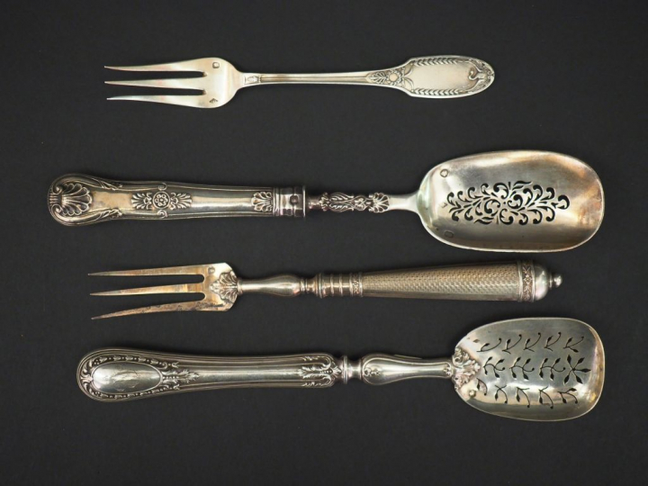 Ensemble comprenant :  - trois différents éléments de nécessaire à dou