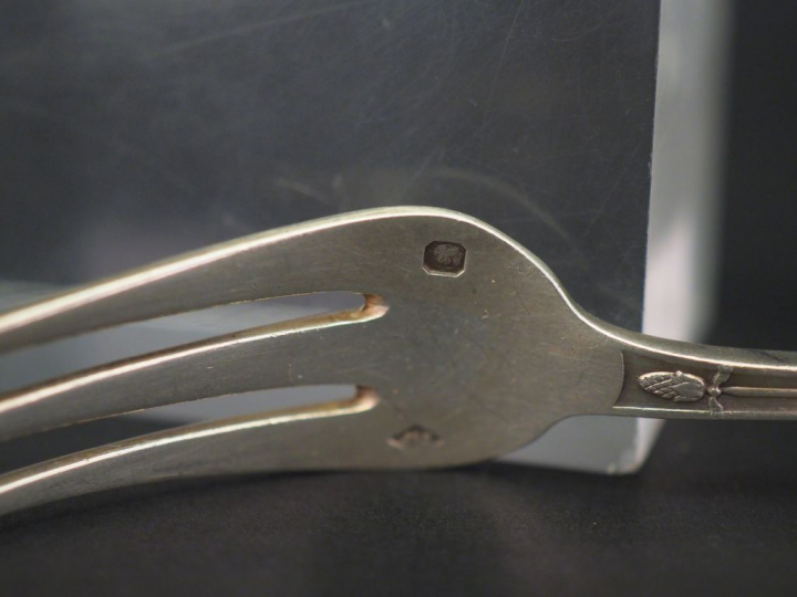 Ensemble comprenant :  - trois différents éléments de nécessaire à dou