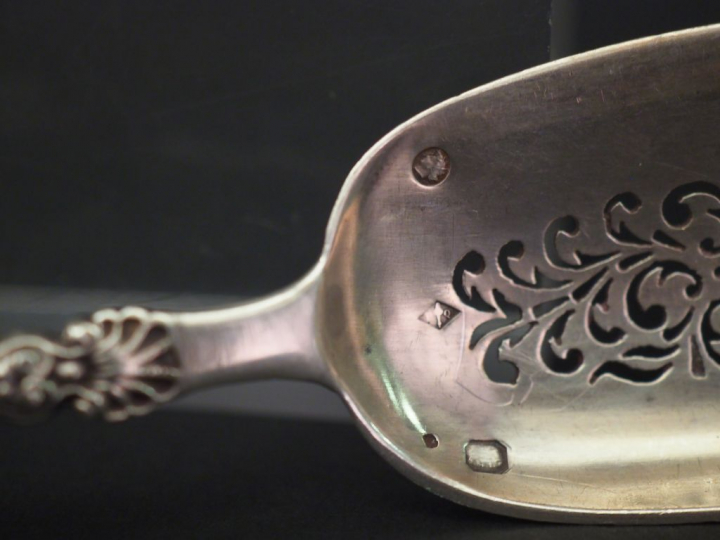 Ensemble comprenant :  - trois différents éléments de nécessaire à dou