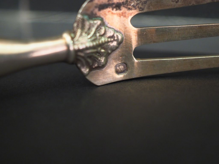 Ensemble comprenant :  - trois différents éléments de nécessaire à dou