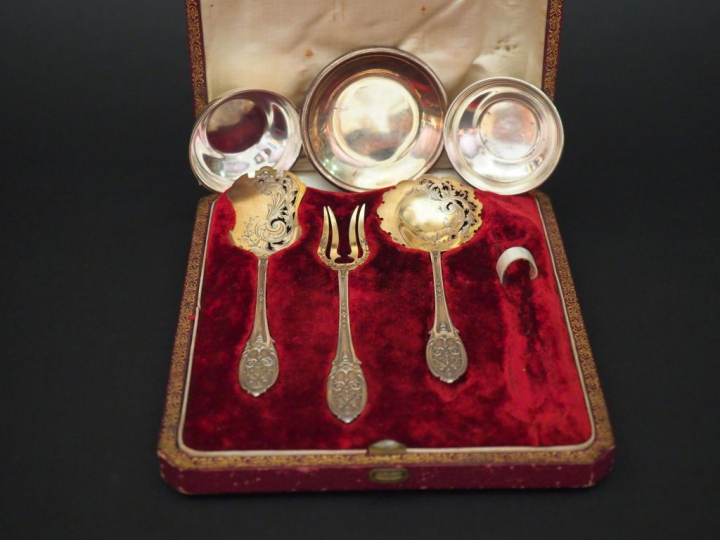 Ensemble comprenant :  - un service à hors d'œuvre en argent et vermei