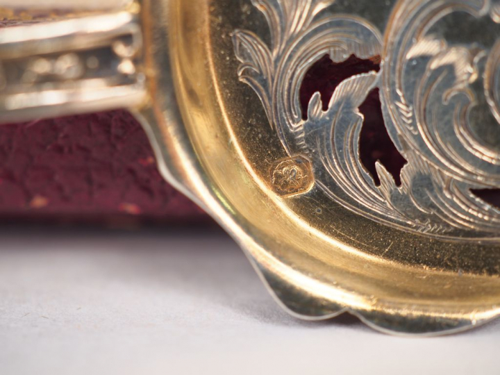 Ensemble comprenant :  - un service à hors d'œuvre en argent et vermei