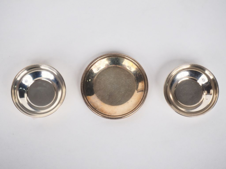 Ensemble comprenant :  - un service à hors d'œuvre en argent et vermei