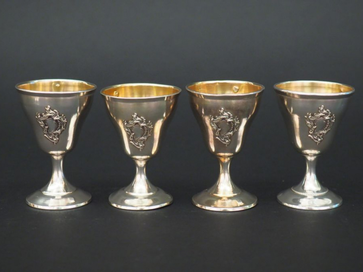 Suite de quatre coquetier en argent, poinçon Minerve, à décor de carto