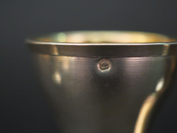 Suite de quatre coquetier en argent, poinçon Minerve, à décor de carto