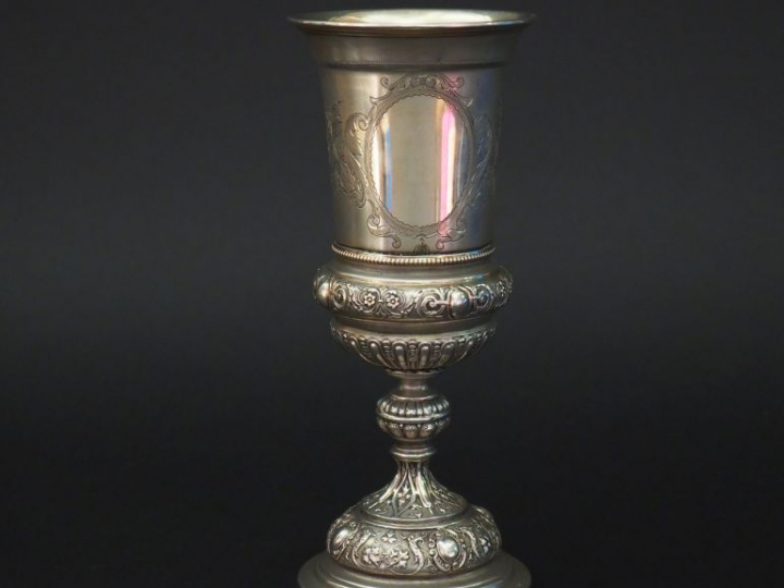 Calice de style Louis XV en argent 800 et vermeil, à décor de cartouch