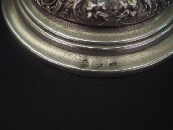 Calice de style Louis XV en argent 800 et vermeil, à décor de cartouch