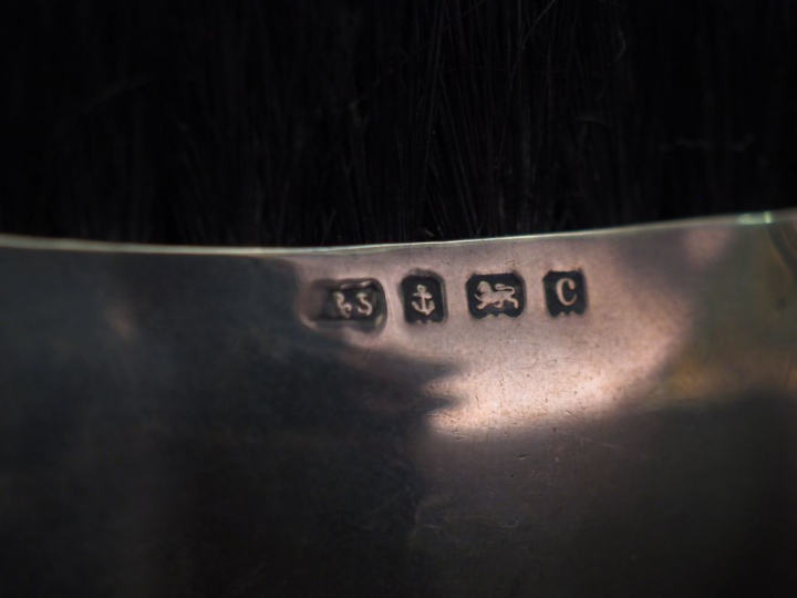 Cochon formant brosse en argent anglais.  7 x 10,5 cm  Poids tel. 131 