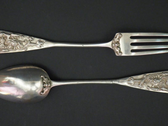 Vente aux enchères Couvert Extrême-Orient en argent, à décor appliqué de dragon.  Poids.1