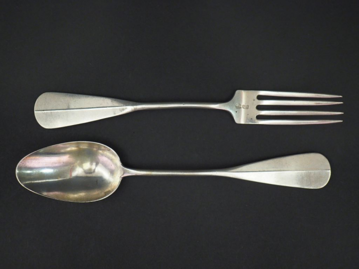 Couvert Extrême-Orient en argent, à décor appliqué de dragon.  Poids.1