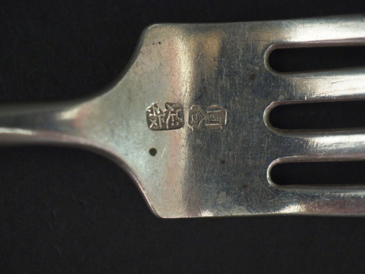 Couvert Extrême-Orient en argent, à décor appliqué de dragon.  Poids.1