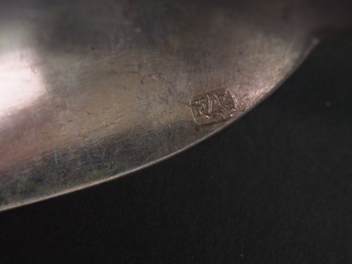 Couvert Extrême-Orient en argent, à décor appliqué de dragon.  Poids.1