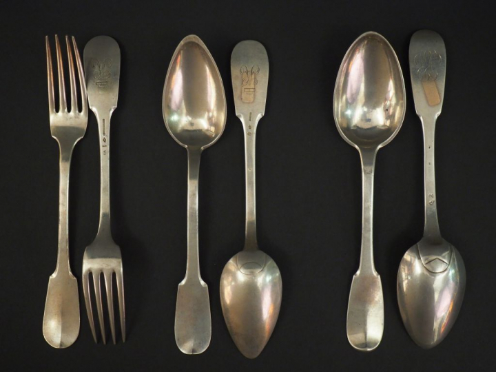 Ensemble comprenant :  - deux grandes fourchettes et deux grandes cuil