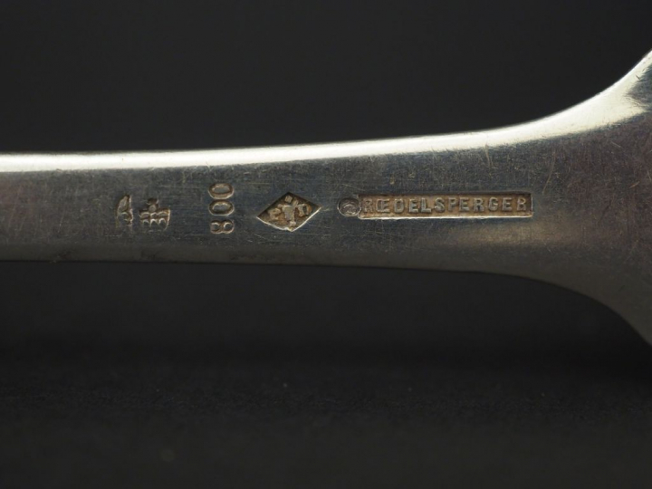 Ensemble comprenant :  - deux grandes fourchettes et deux grandes cuil