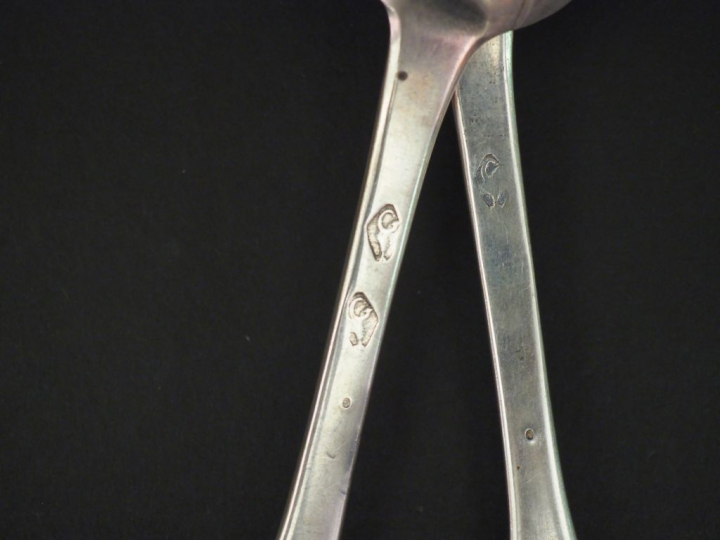 Ensemble comprenant :  - deux grandes fourchettes et deux grandes cuil