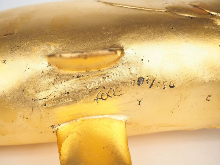 François-Xavier LALANNE (1927-2008)  Carpe d'Or Résine dorée.  Signée 