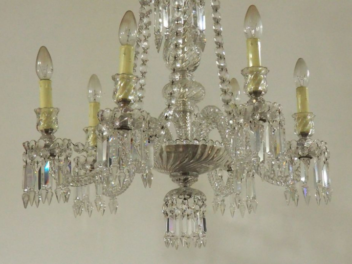 BACCARAT.  Lustre en cristal éclairant à six lumières.