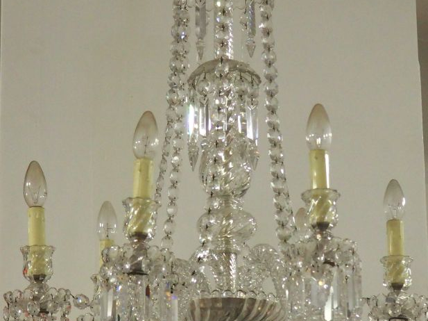 BACCARAT.  Lustre en cristal éclairant à six lumières.