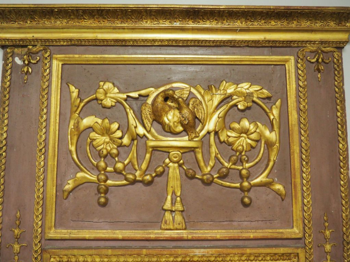 Trumeau Louis XVI en bois sculpté et doré, à décor de piastres d'oisea