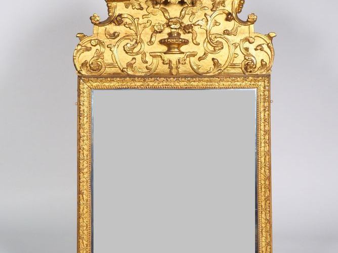 Glace à fronton XVIIIème en bois sculpté et doré, à décor de palaquin,