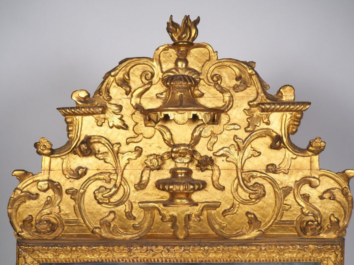 Glace à fronton XVIIIème en bois sculpté et doré, à décor de palaquin,